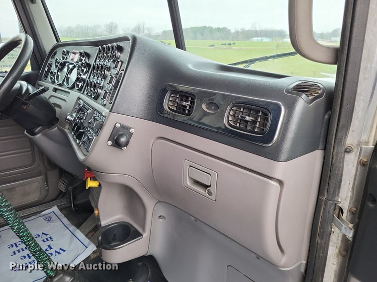 image for item DO3624 2016 Peterbilt 389  semi truck