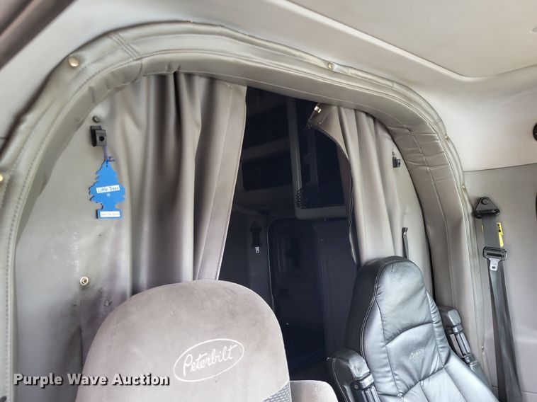 image for item DO3624 2016 Peterbilt 389  semi truck