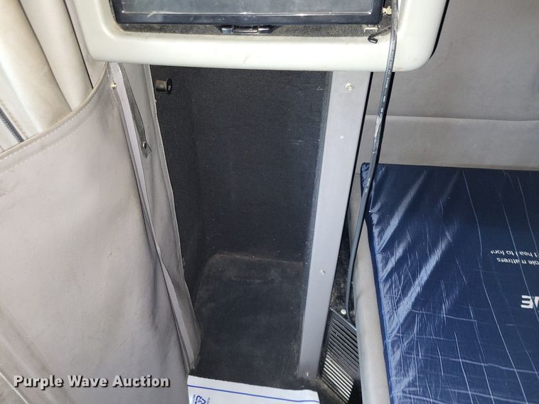 image for item DO3624 2016 Peterbilt 389  semi truck