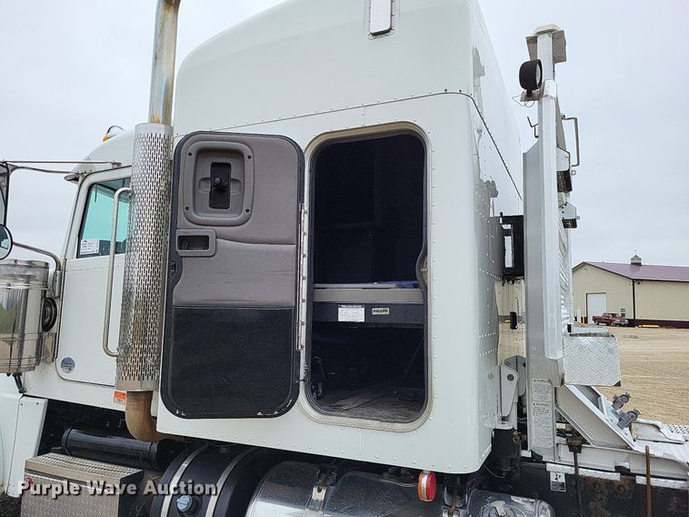 image for item DO3624 2016 Peterbilt 389  semi truck