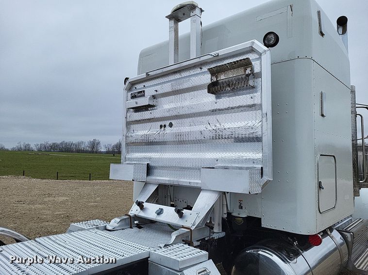 image for item DO3624 2016 Peterbilt 389  semi truck
