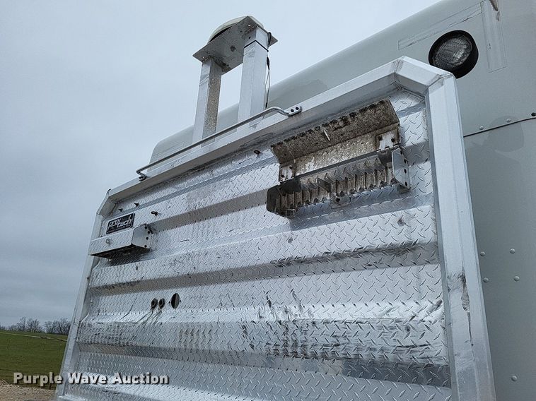 image for item DO3624 2016 Peterbilt 389  semi truck