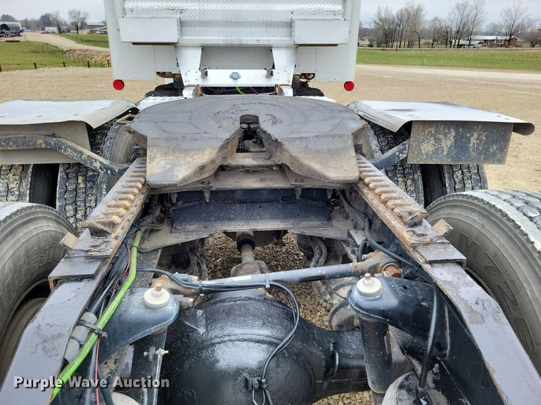 image for item DO3624 2016 Peterbilt 389  semi truck