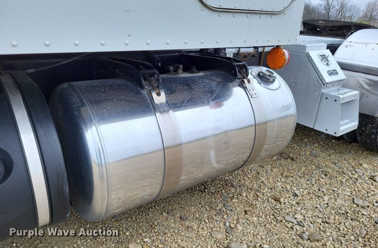 image for item DO3624 2016 Peterbilt 389  semi truck