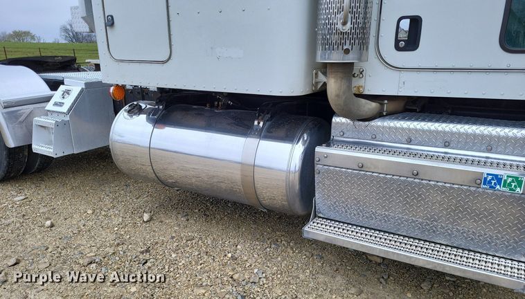 image for item DO3624 2016 Peterbilt 389  semi truck