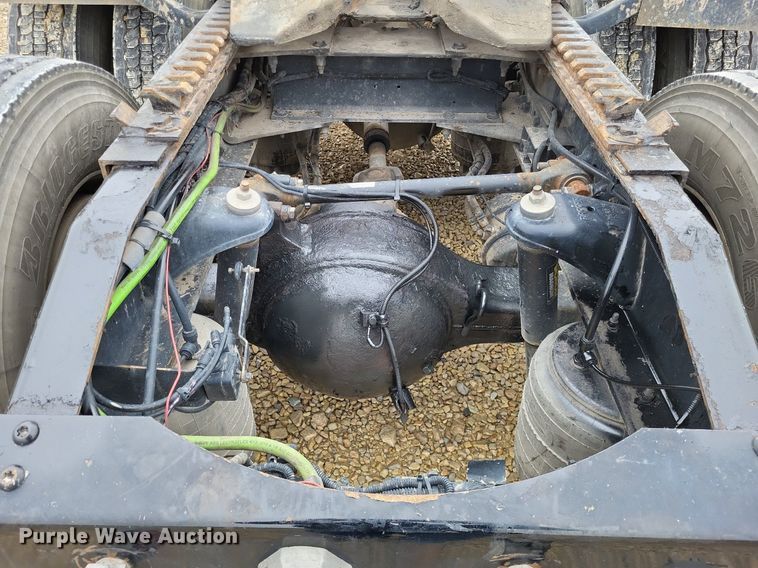 image for item DO3624 2016 Peterbilt 389  semi truck