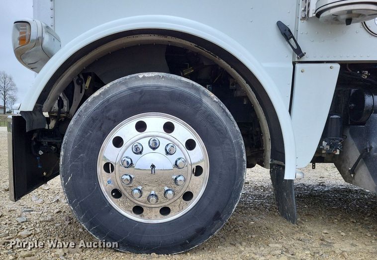 image for item DO3624 2016 Peterbilt 389  semi truck
