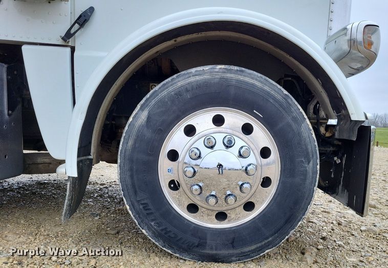 image for item DO3624 2016 Peterbilt 389  semi truck