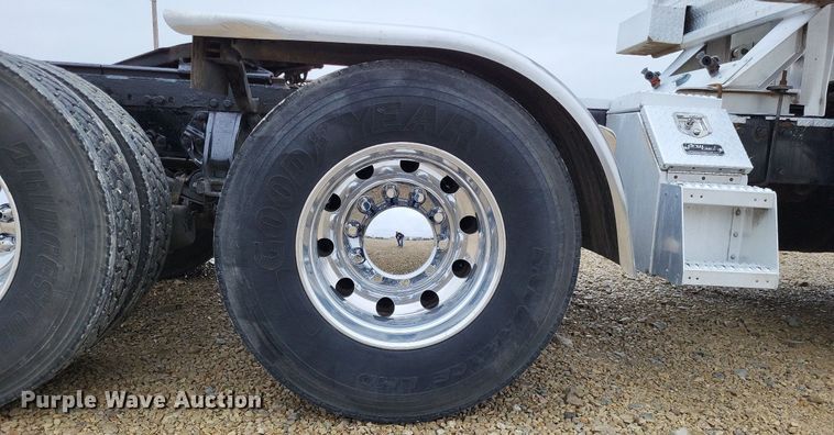 image for item DO3624 2016 Peterbilt 389  semi truck