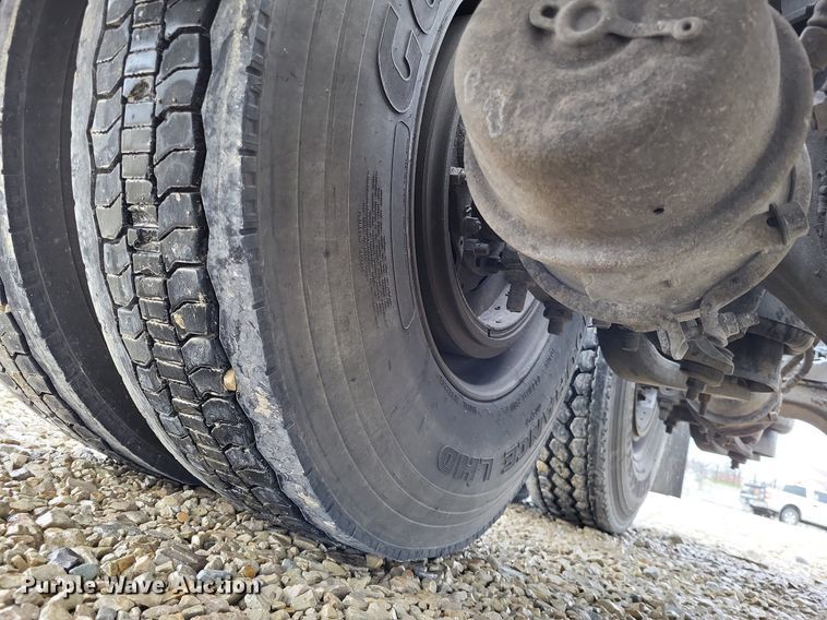 image for item DO3624 2016 Peterbilt 389  semi truck