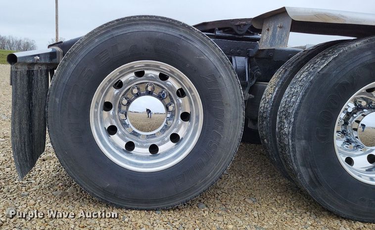 image for item DO3624 2016 Peterbilt 389  semi truck