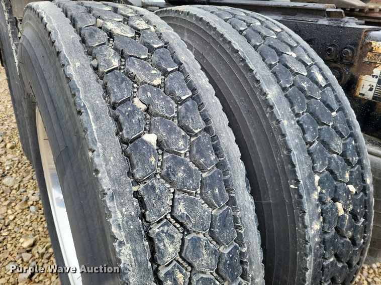 image for item DO3624 2016 Peterbilt 389  semi truck