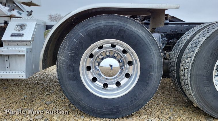 image for item DO3624 2016 Peterbilt 389  semi truck