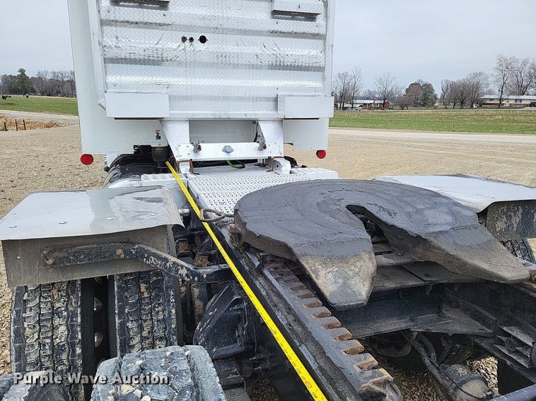 image for item DO3624 2016 Peterbilt 389  semi truck