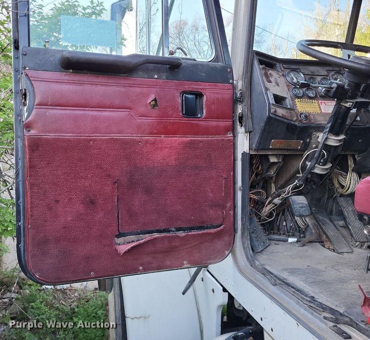 image for item DO3632 1993 Peterbilt 378  dump truck