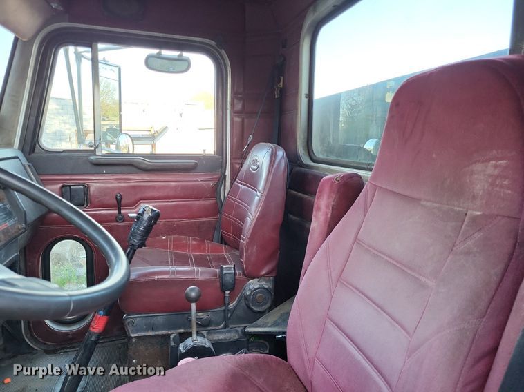 image for item DO3632 1993 Peterbilt 378  dump truck