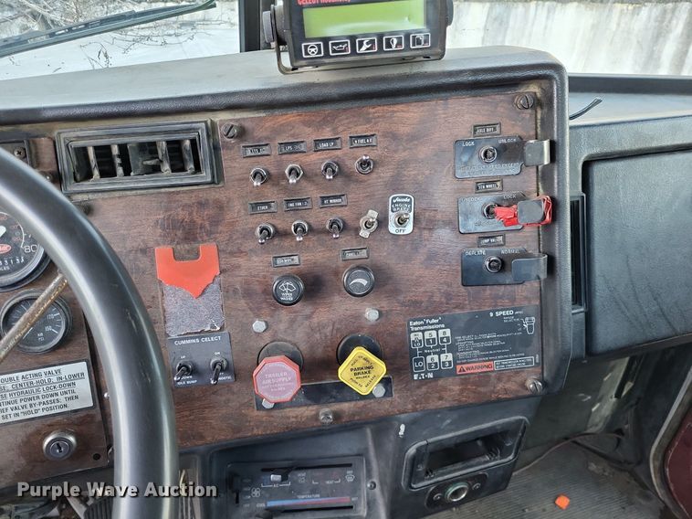 image for item DO3632 1993 Peterbilt 378  dump truck