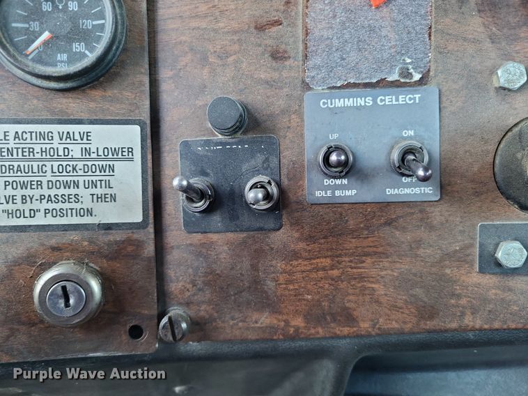 image for item DO3632 1993 Peterbilt 378  dump truck