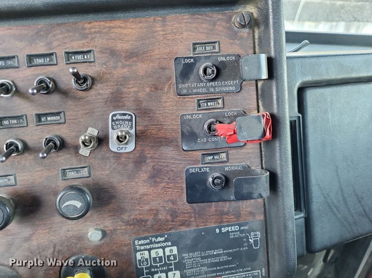 image for item DO3632 1993 Peterbilt 378  dump truck