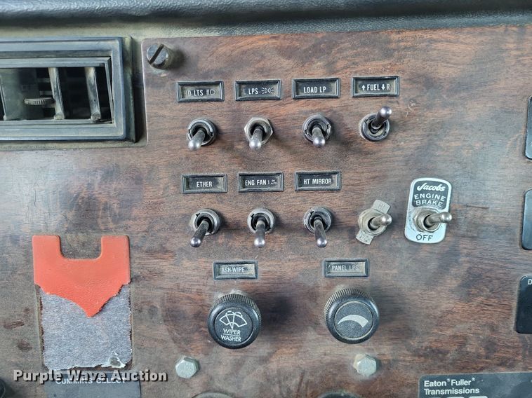 image for item DO3632 1993 Peterbilt 378  dump truck