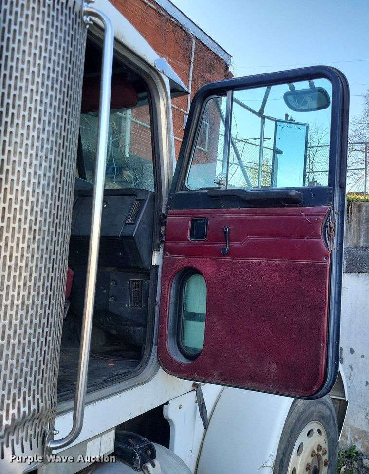 image for item DO3632 1993 Peterbilt 378  dump truck