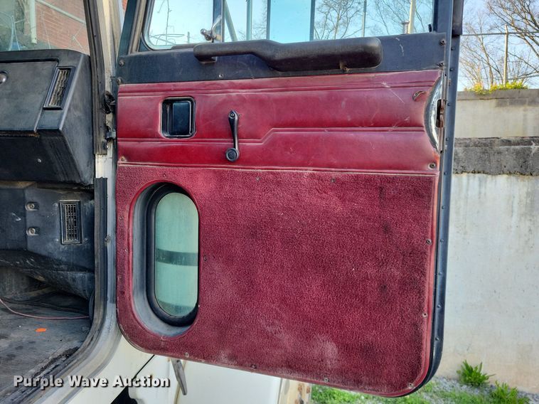 image for item DO3632 1993 Peterbilt 378  dump truck