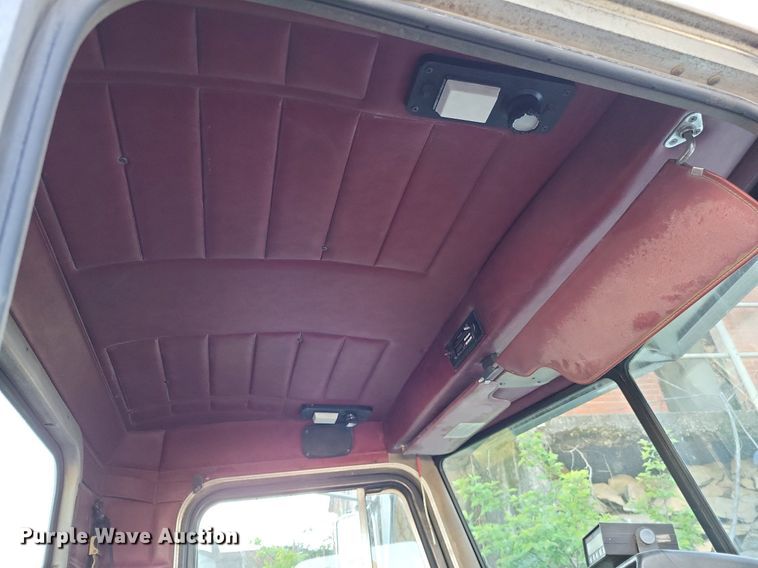 image for item DO3632 1993 Peterbilt 378  dump truck