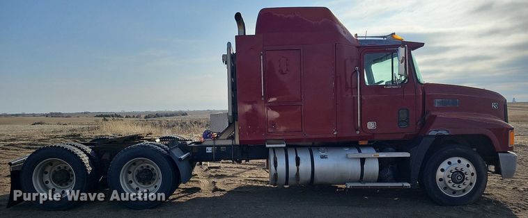 image for item DO4232 1991 Mack CH613  semi truck