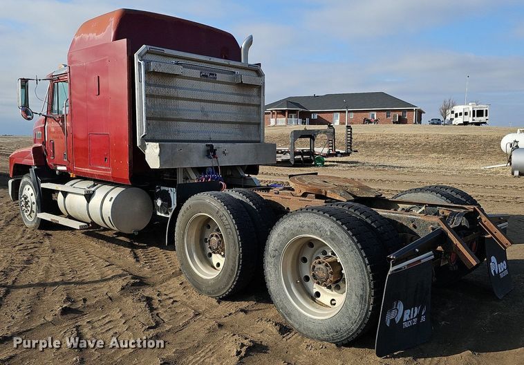 image for item DO4232 1991 Mack CH613  semi truck