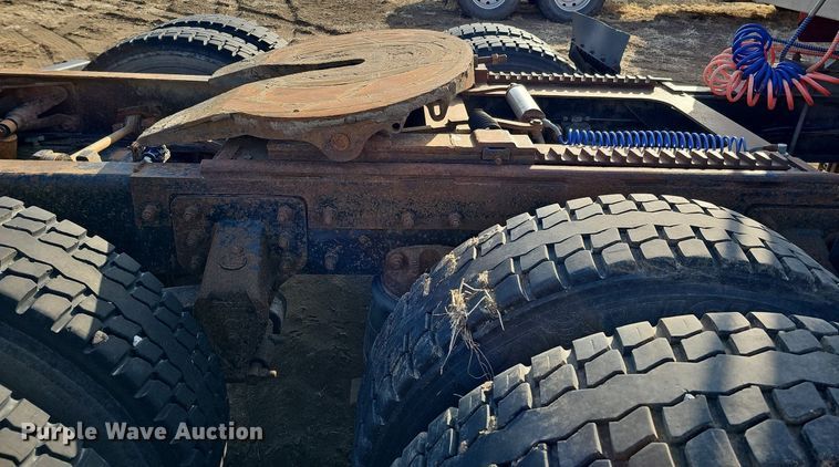 image for item DO4232 1991 Mack CH613  semi truck