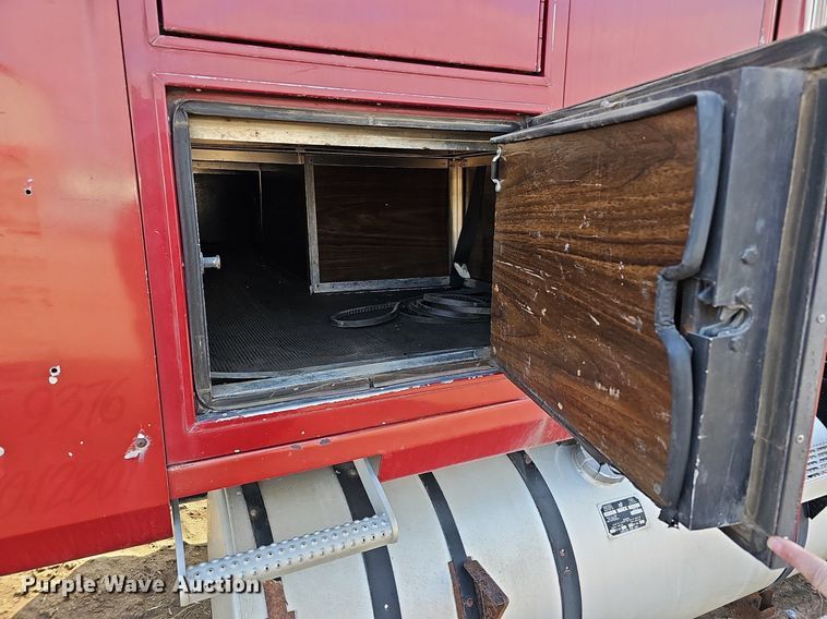 image for item DO4232 1991 Mack CH613  semi truck