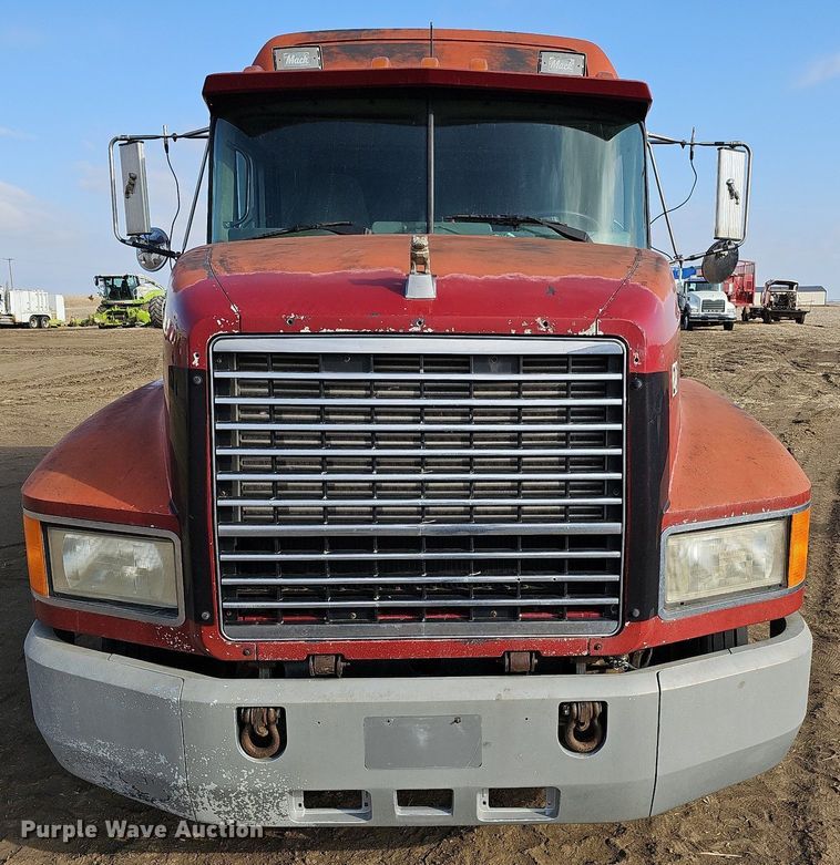 image for item DO4232 1991 Mack CH613  semi truck