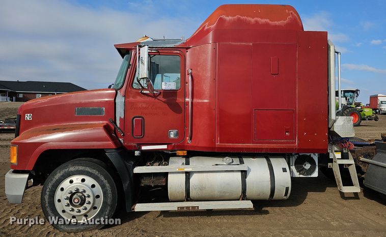 image for item DO4232 1991 Mack CH613  semi truck