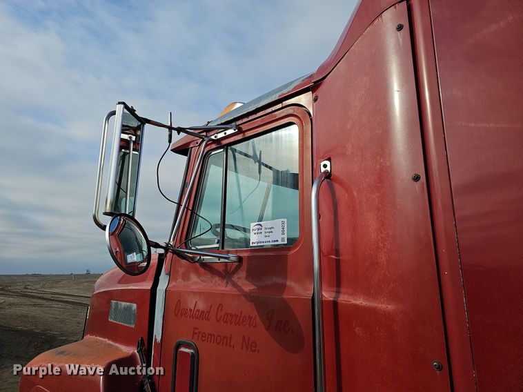 image for item DO4232 1991 Mack CH613  semi truck