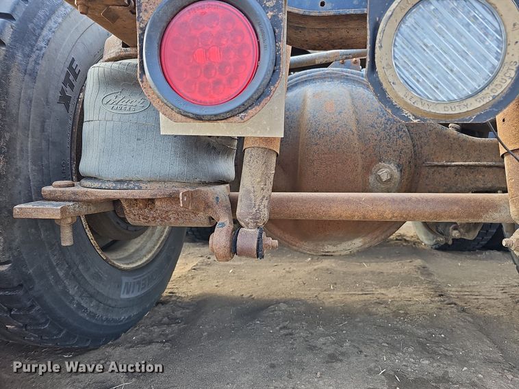 image for item DO4232 1991 Mack CH613  semi truck