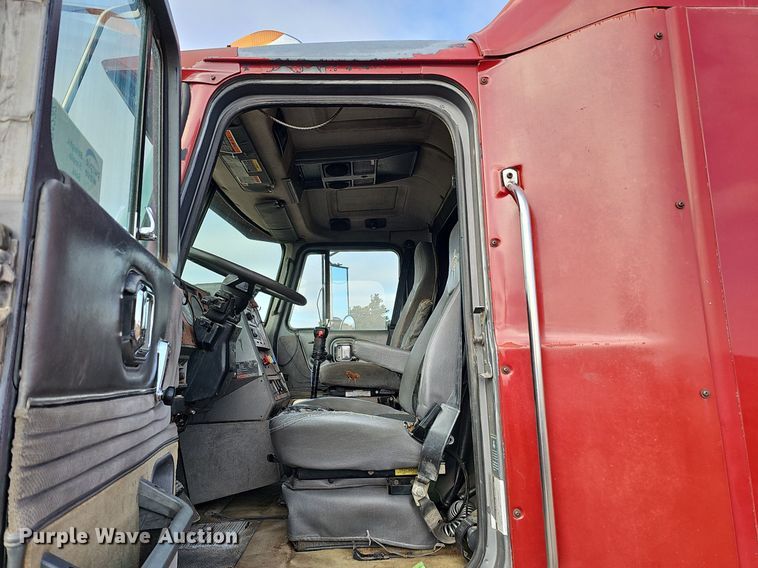 image for item DO4232 1991 Mack CH613  semi truck