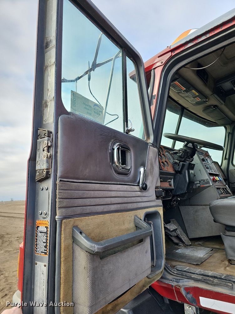 image for item DO4232 1991 Mack CH613  semi truck