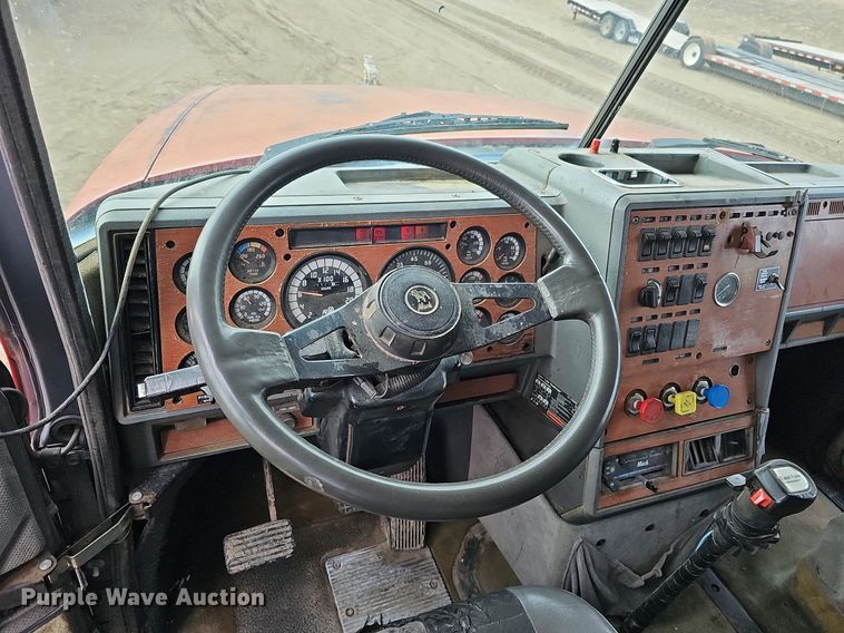 image for item DO4232 1991 Mack CH613  semi truck