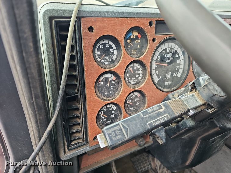 image for item DO4232 1991 Mack CH613  semi truck