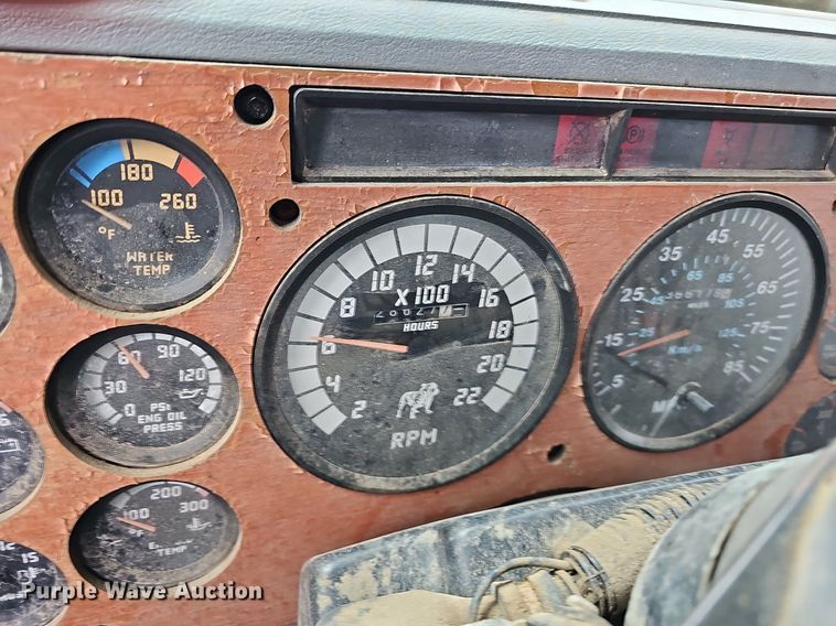 image for item DO4232 1991 Mack CH613  semi truck