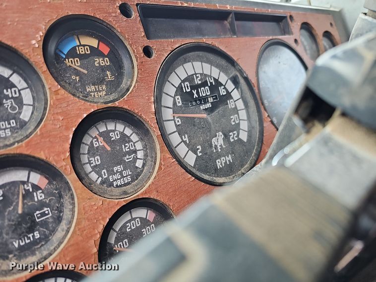 image for item DO4232 1991 Mack CH613  semi truck