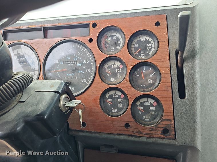 image for item DO4232 1991 Mack CH613  semi truck