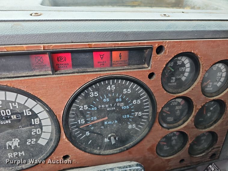 image for item DO4232 1991 Mack CH613  semi truck