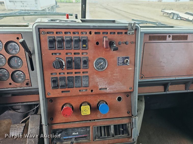 image for item DO4232 1991 Mack CH613  semi truck