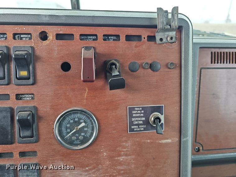 image for item DO4232 1991 Mack CH613  semi truck