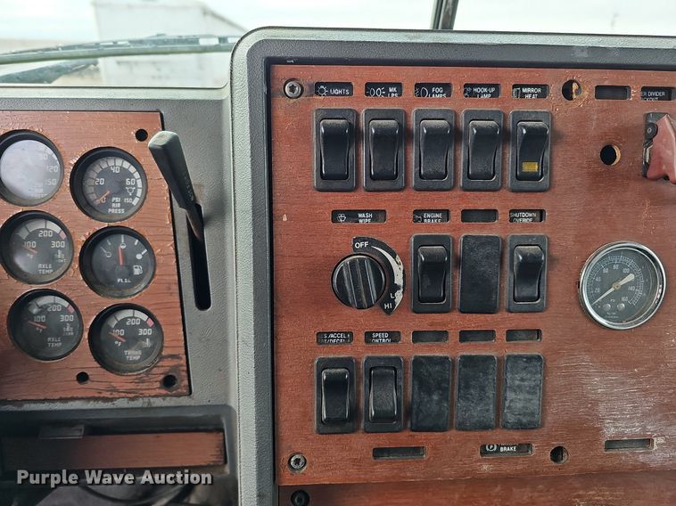 image for item DO4232 1991 Mack CH613  semi truck