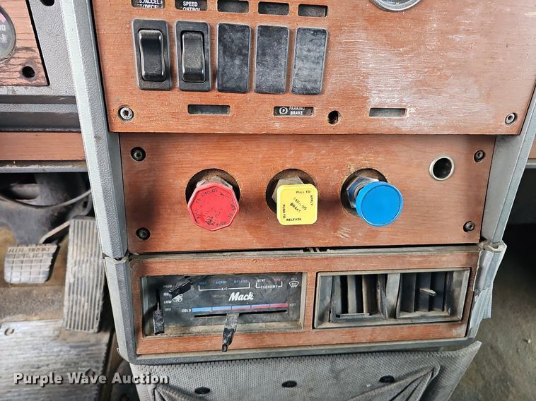 image for item DO4232 1991 Mack CH613  semi truck