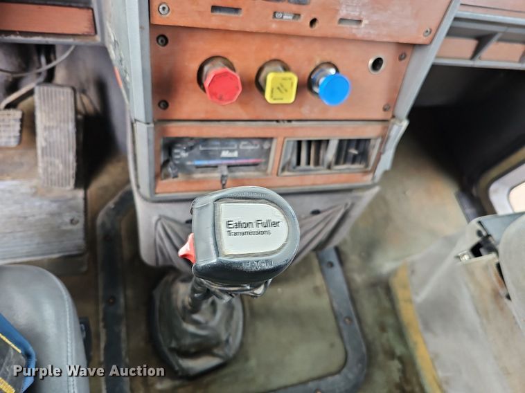 image for item DO4232 1991 Mack CH613  semi truck