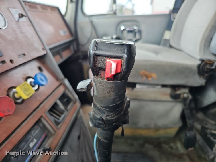 image for item DO4232 1991 Mack CH613  semi truck