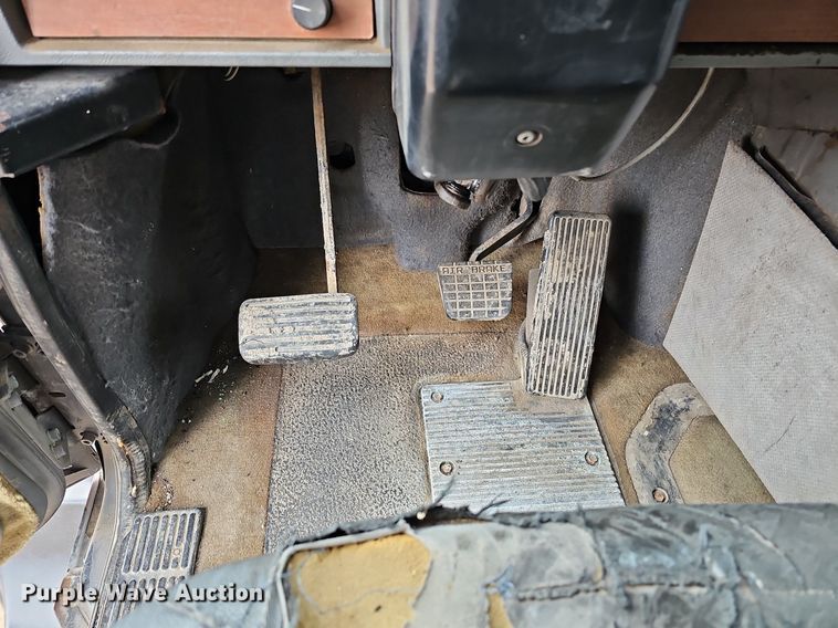 image for item DO4232 1991 Mack CH613  semi truck